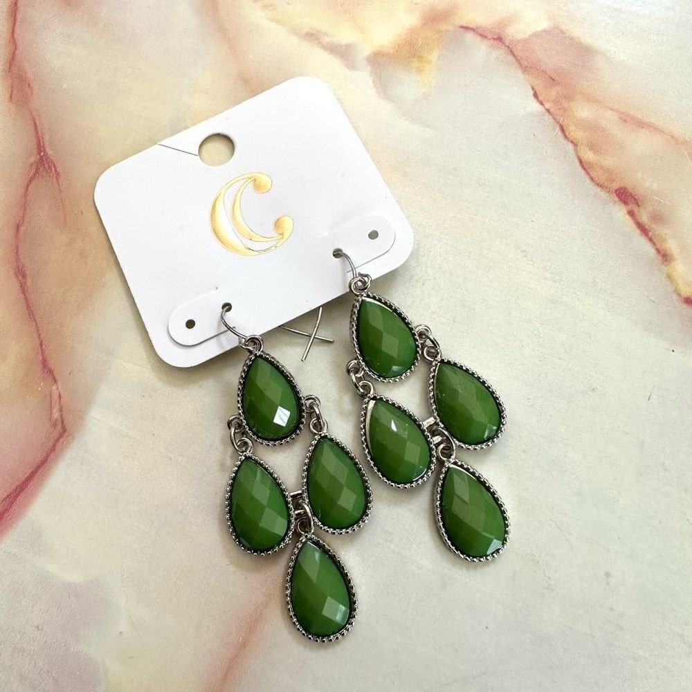 Charming Charlie green and gold tone drop earrings